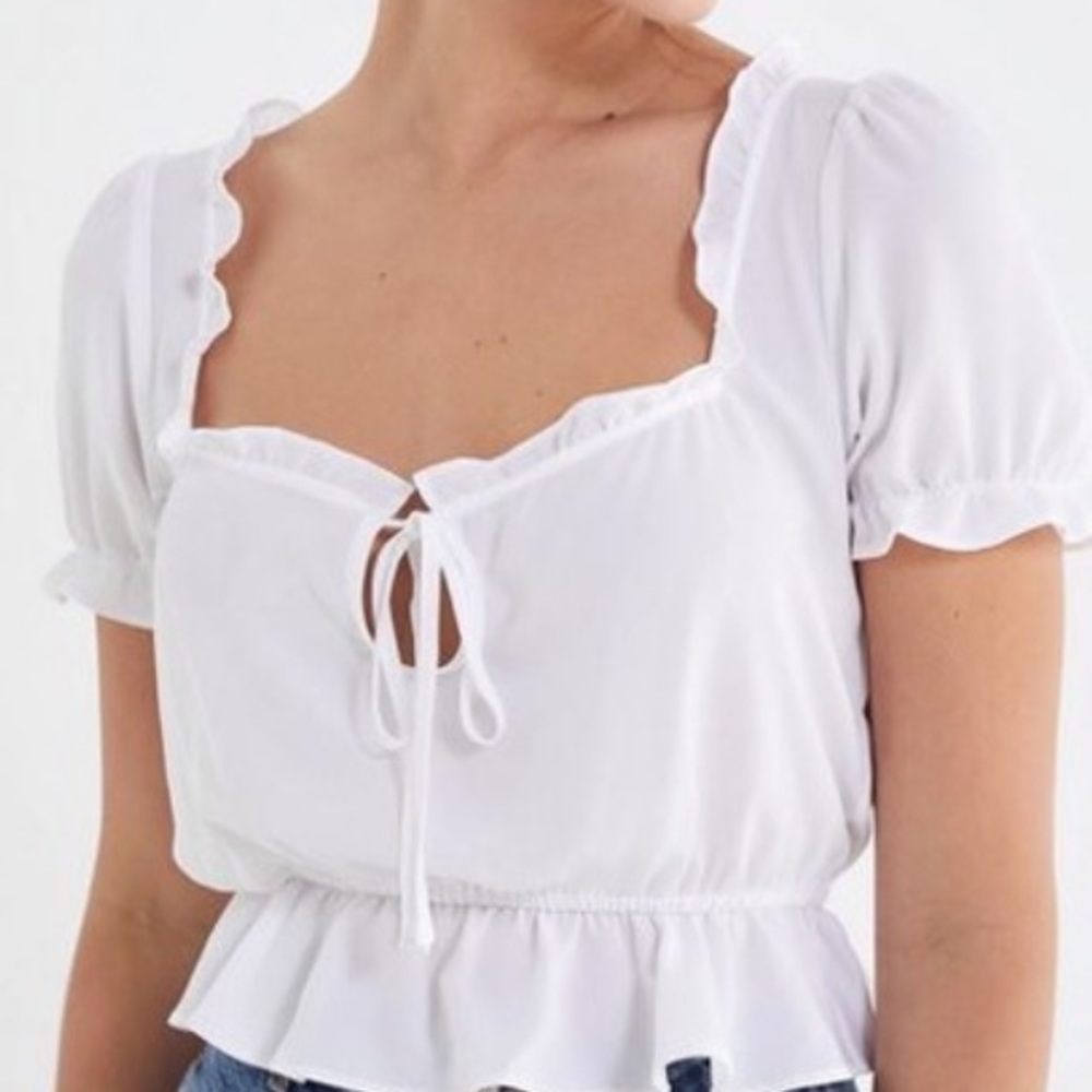 blouse/ruffles/cropped